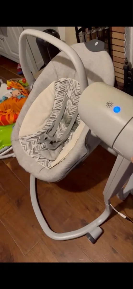 Baby electric swing chair - like new - Image 3