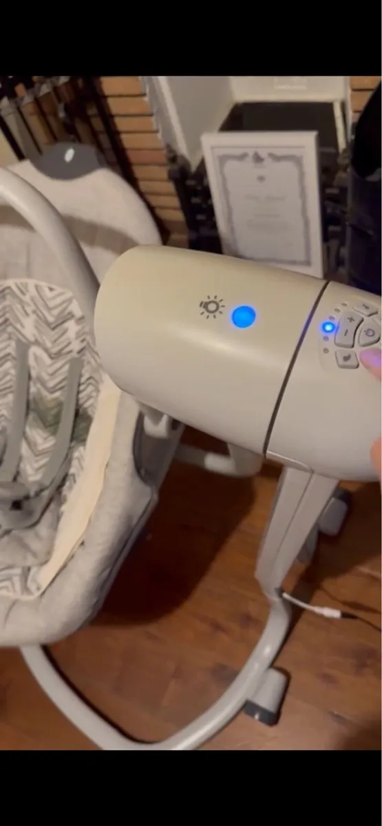Baby electric swing chair - like new - Image 4