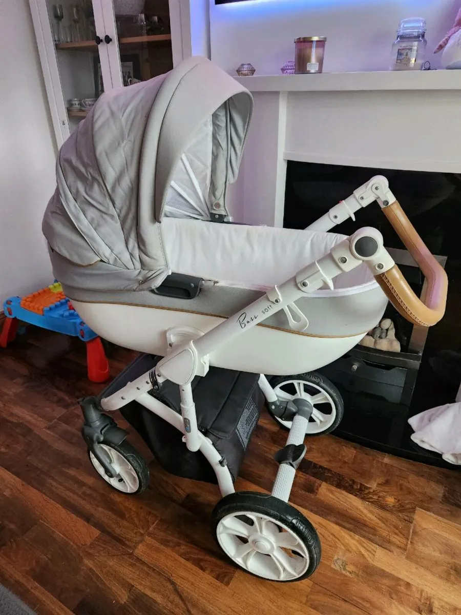 2 in 1 baby stroller/pram - Image 1
