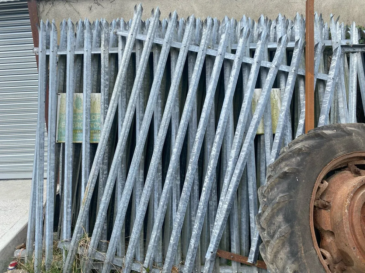 Palisade fencing