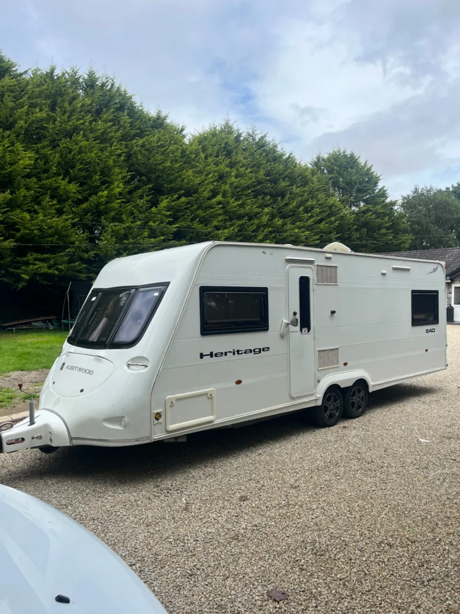 Fleetwood 4 Berth Island Bed Caravan - Image 1