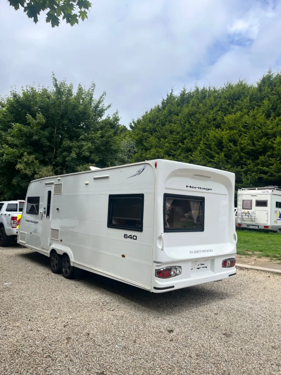 Fleetwood 4 Berth Island Bed Caravan - Image 3