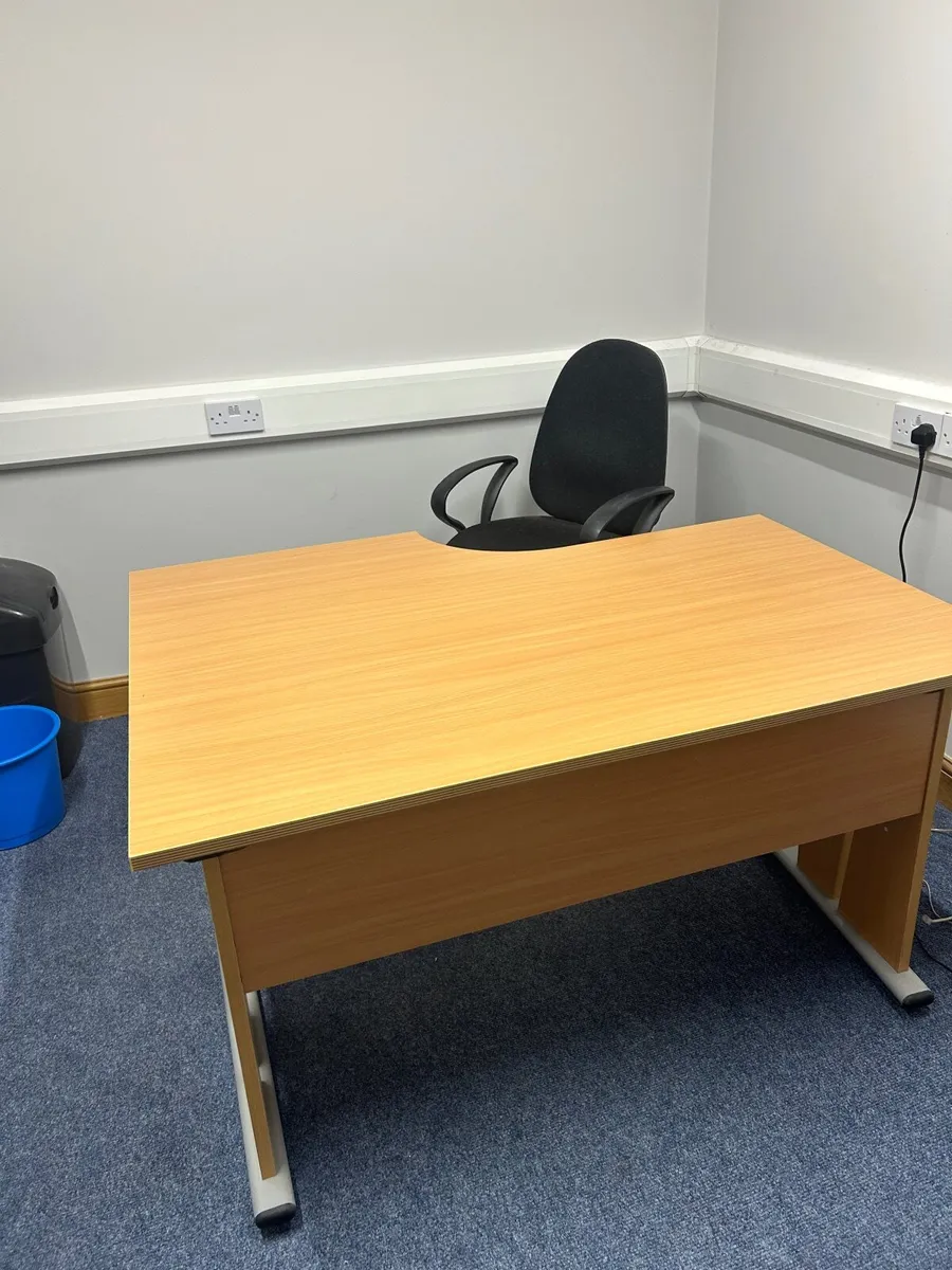 Office desk and chair - Image 1
