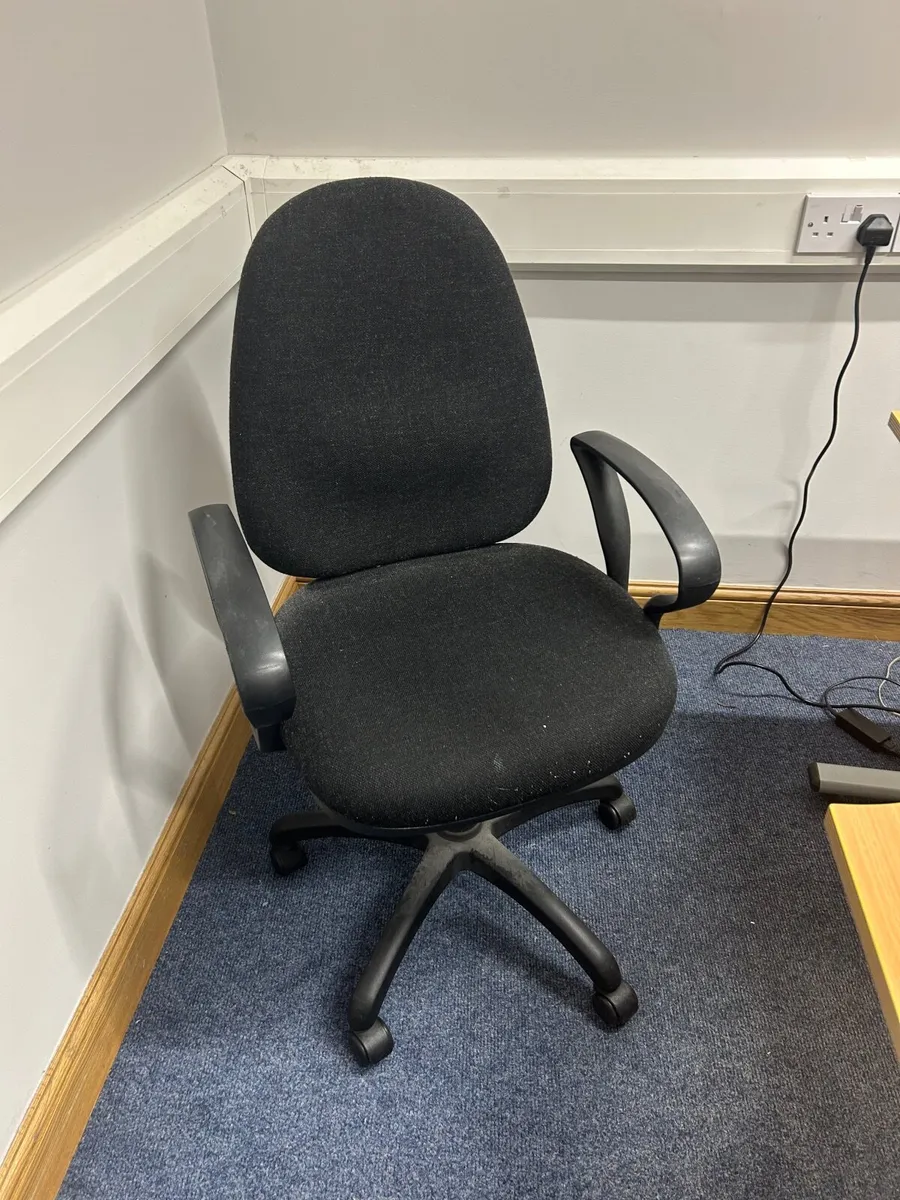 Office desk and chair - Image 2