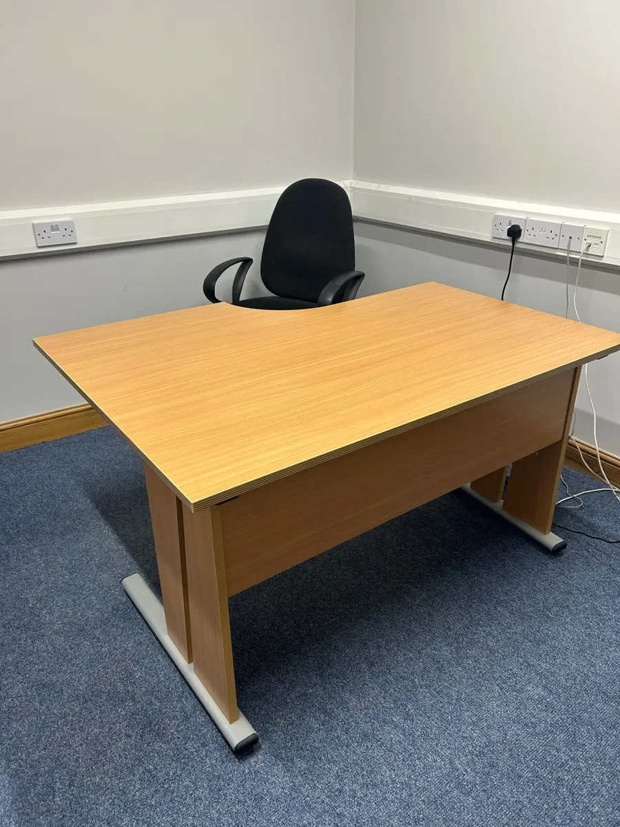 Office desk and chair - Image 3