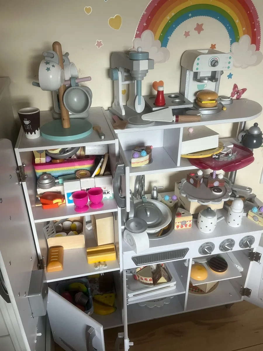 Kidkraft vintage white toy kitchen w/ accessories - Image 1