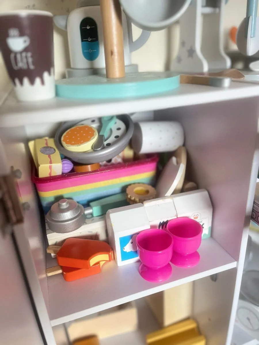 Kidkraft vintage white toy kitchen w/ accessories - Image 3