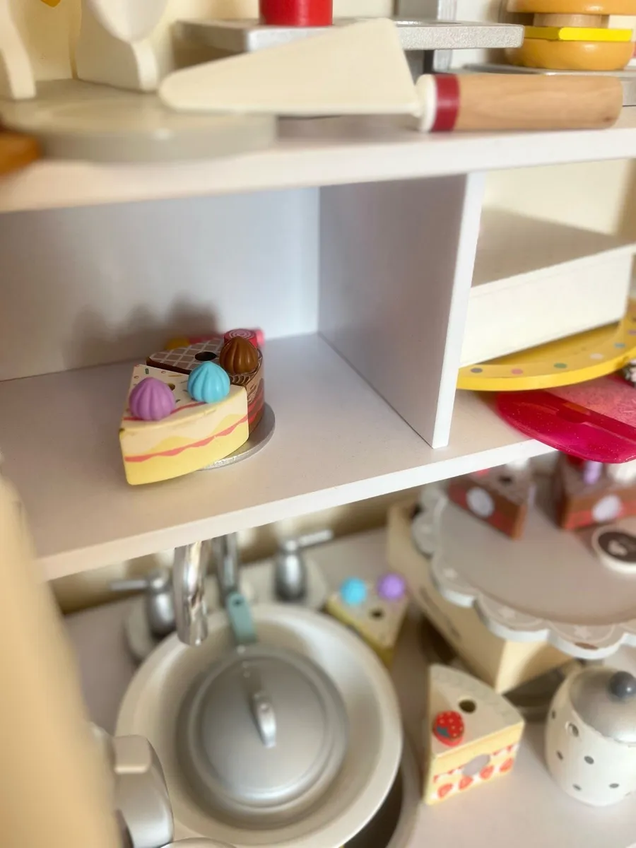 Kidkraft vintage white toy kitchen w/ accessories - Image 4