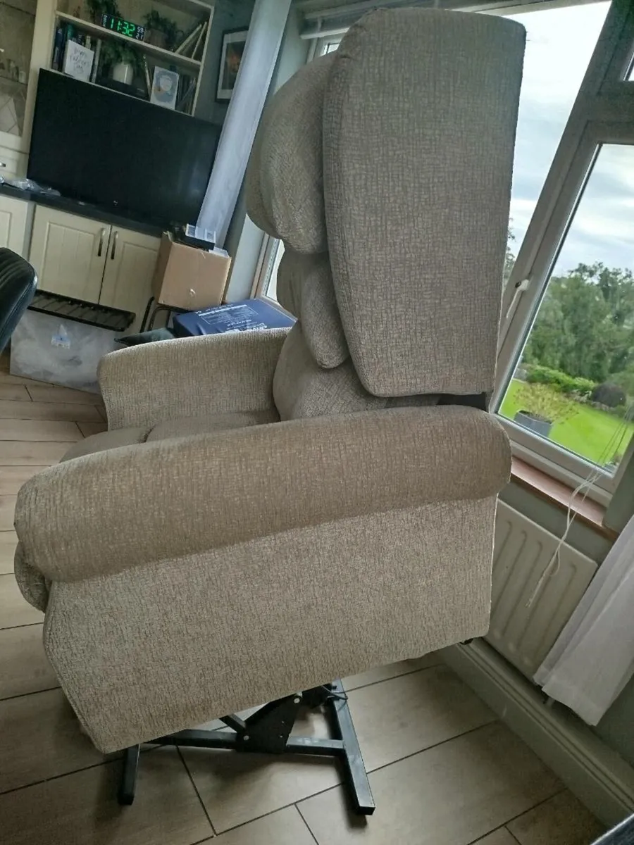 Riser recliner armchair - Image 3