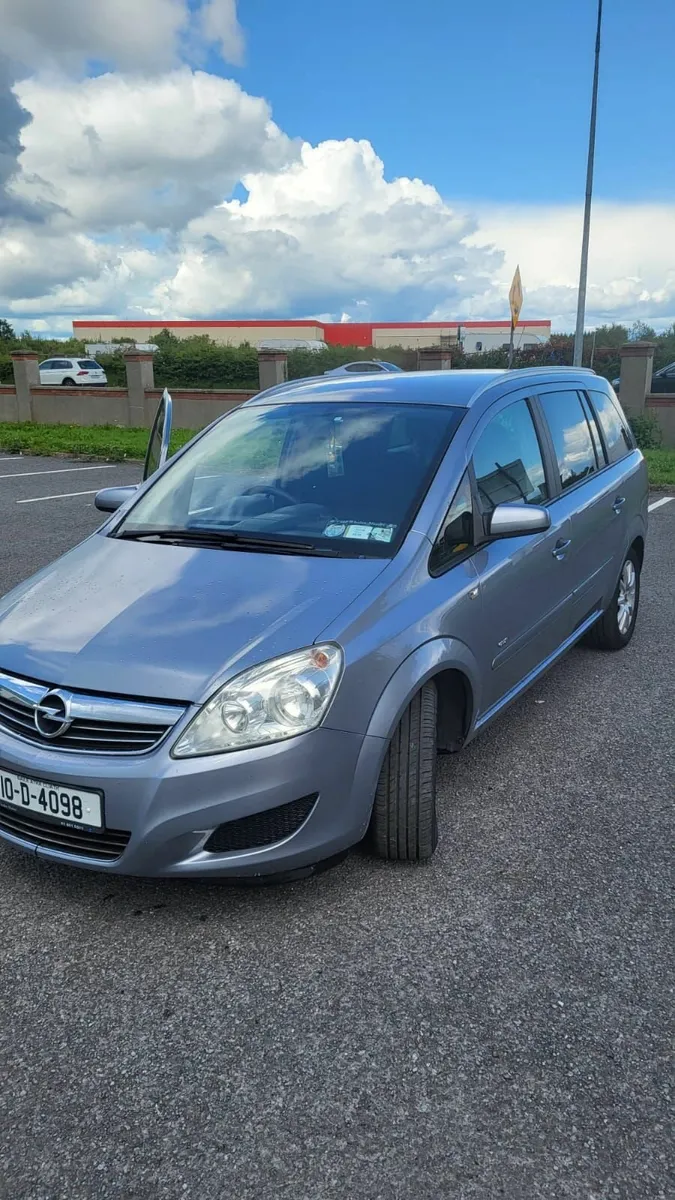 Opel Zafira 2010 - Image 1