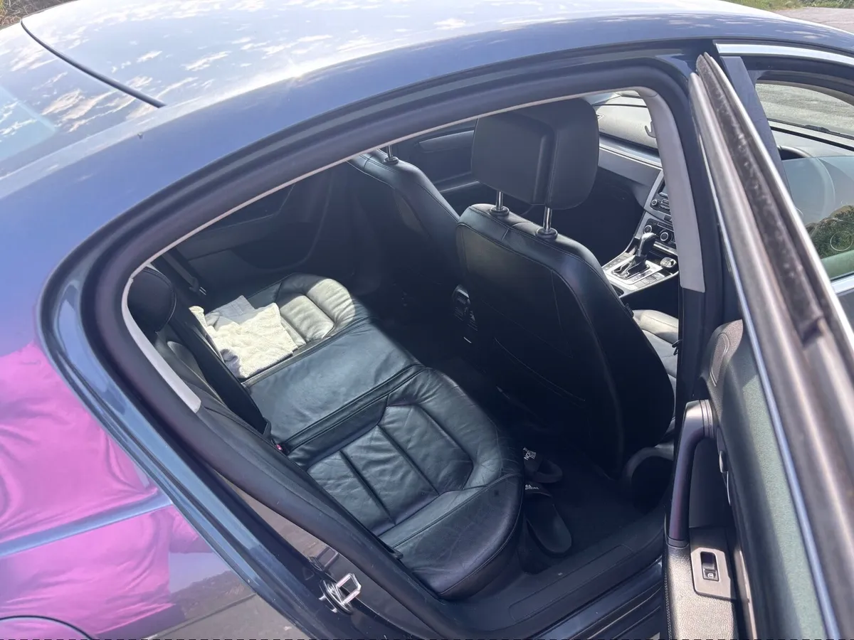 Volkswagen Passat 2011 - Image 2