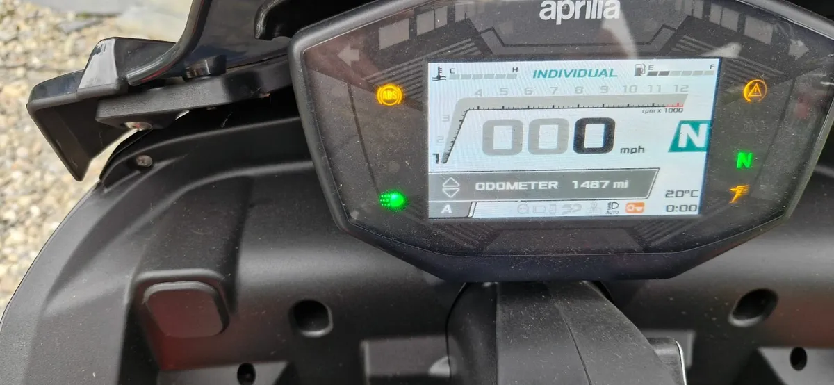 Aprilia  660 Tuono  Factory 2022 - Image 2