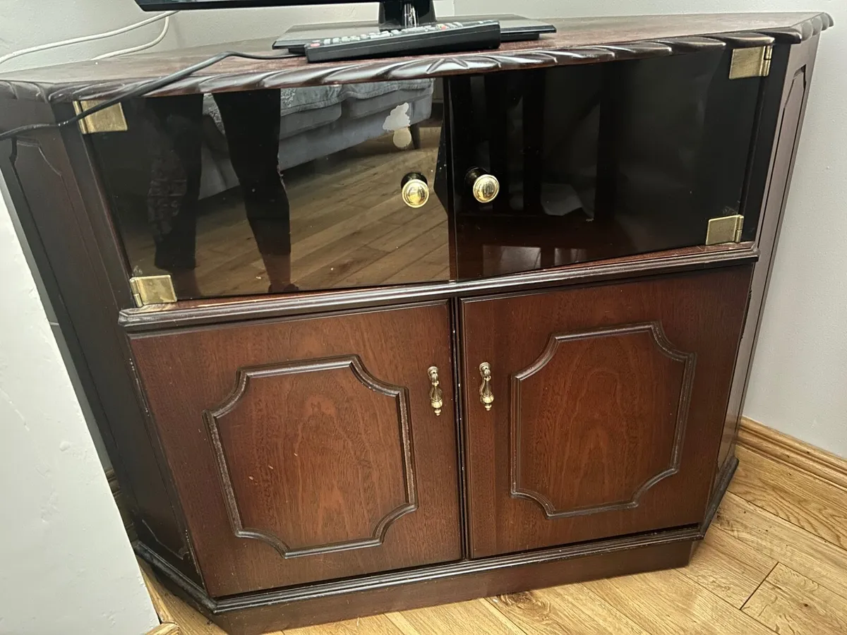 Tv corner unit