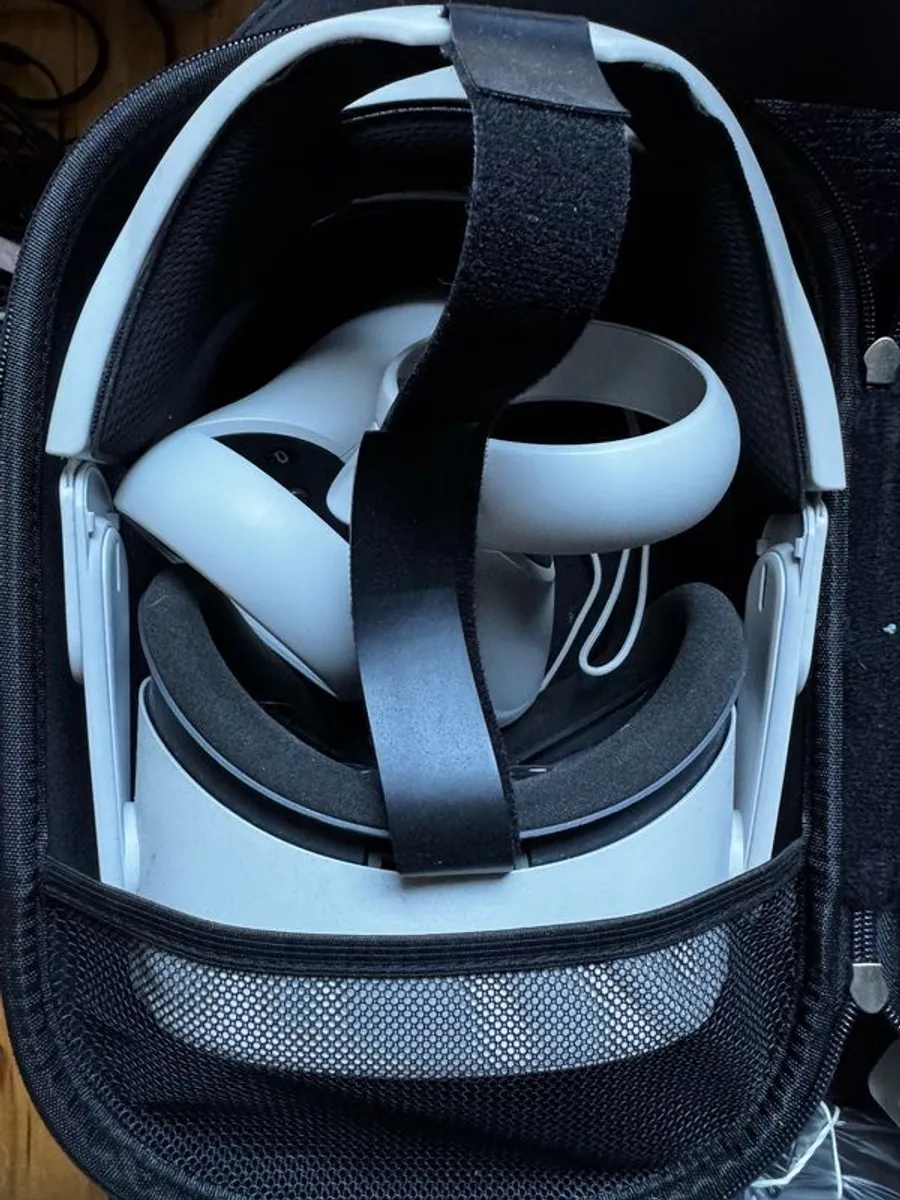 Meta/Oculus Quest 2 VR Headset (With Controllers) - 256GB - Image 1