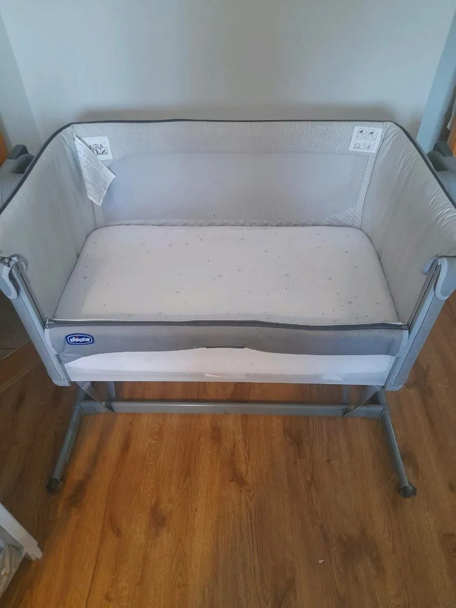 Chicco next2me & Changing Table - Image 3