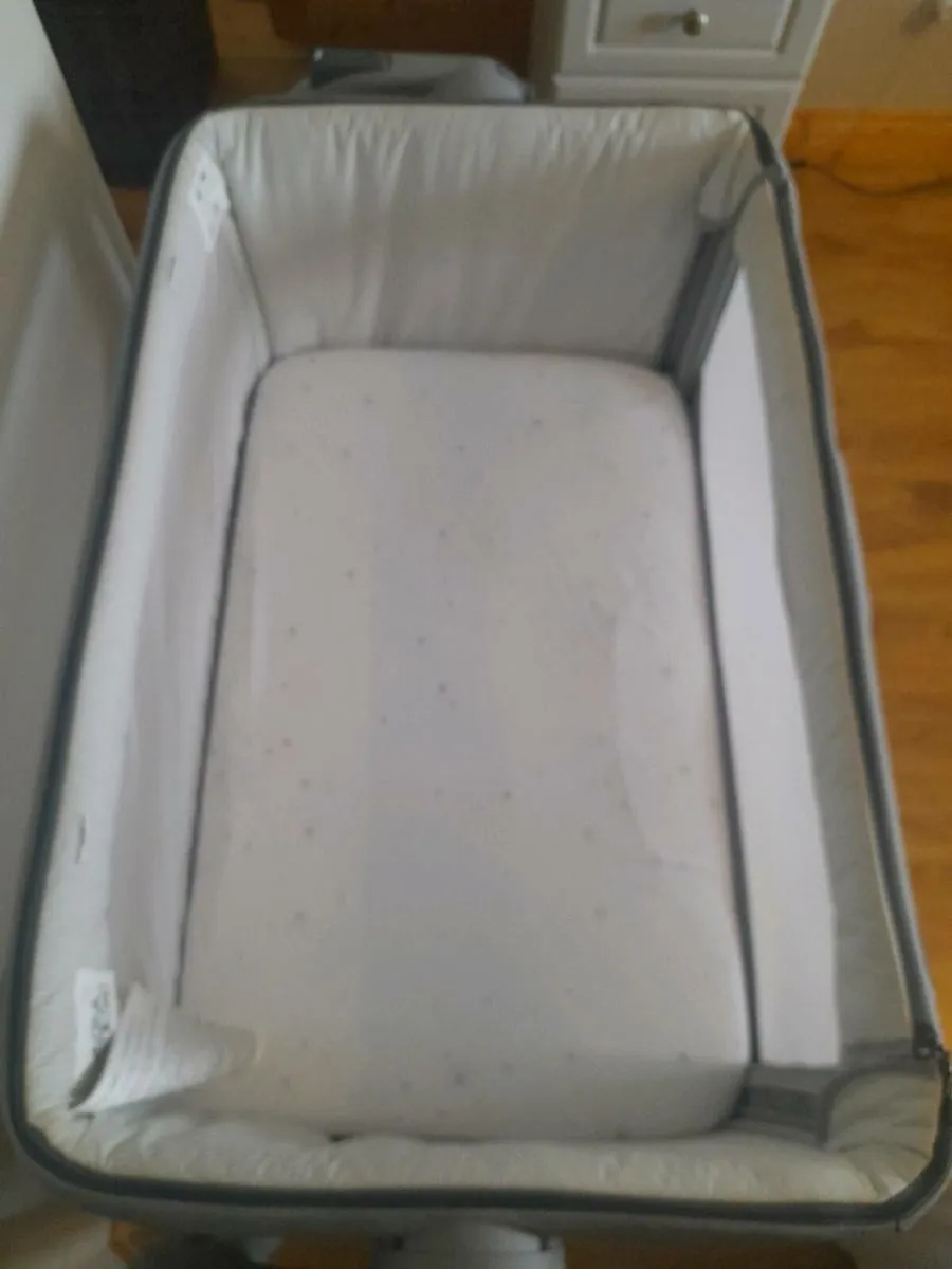 Chicco next2me & Changing Table - Image 4