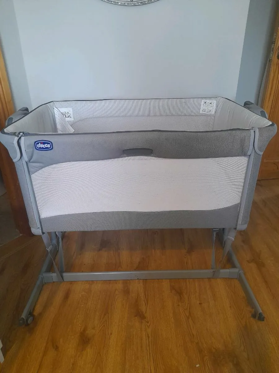 Chicco next2me & Changing Table - Image 1