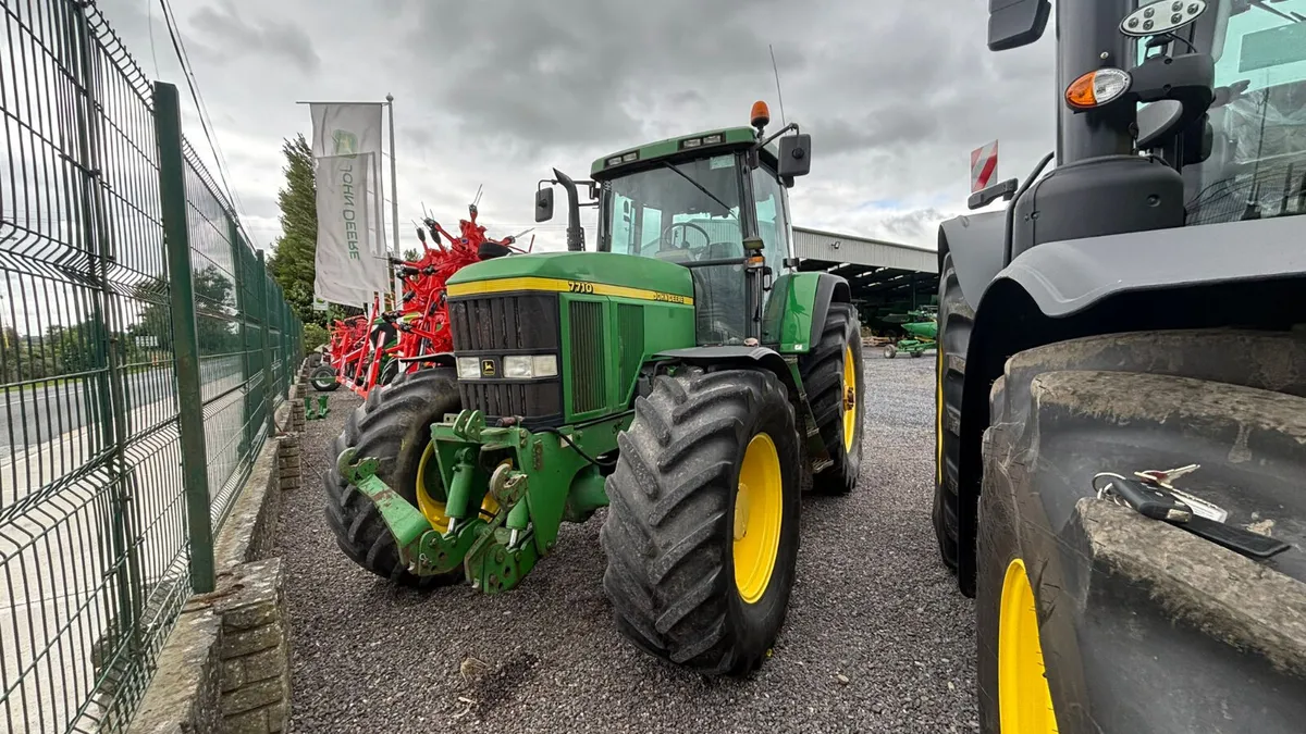 2000 John Deere 7710 - Image 1