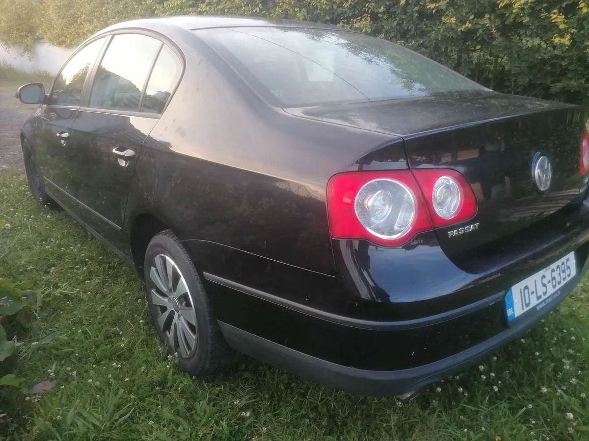 Volkswagen Passat 2010 - Image 2