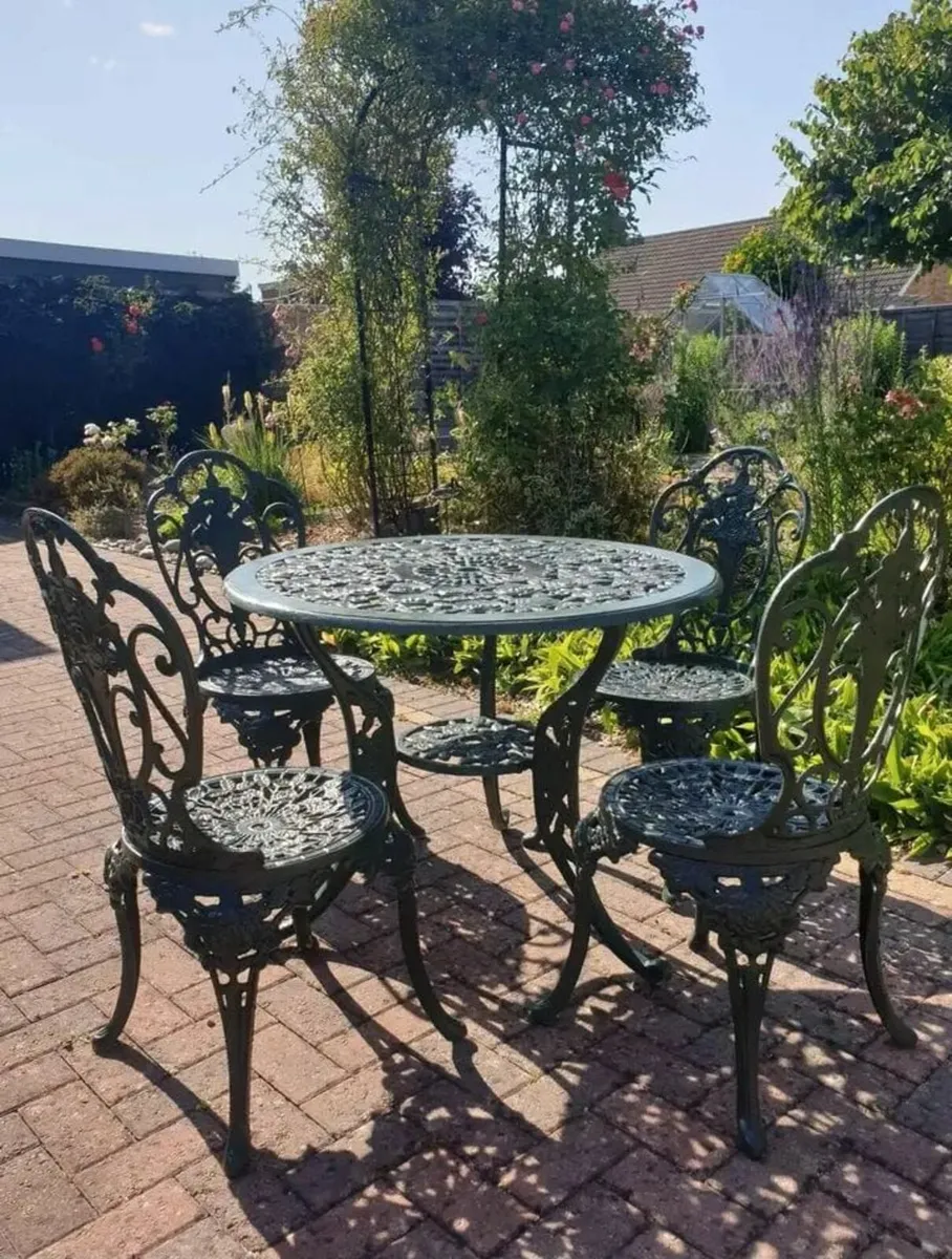Solid cast aluminum table and 4 chairs - Image 1