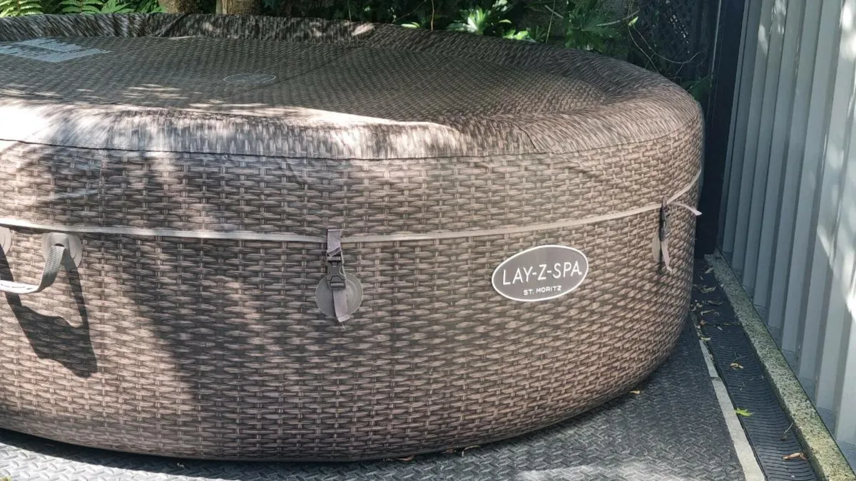 Lay z Spa hot tub - Image 1