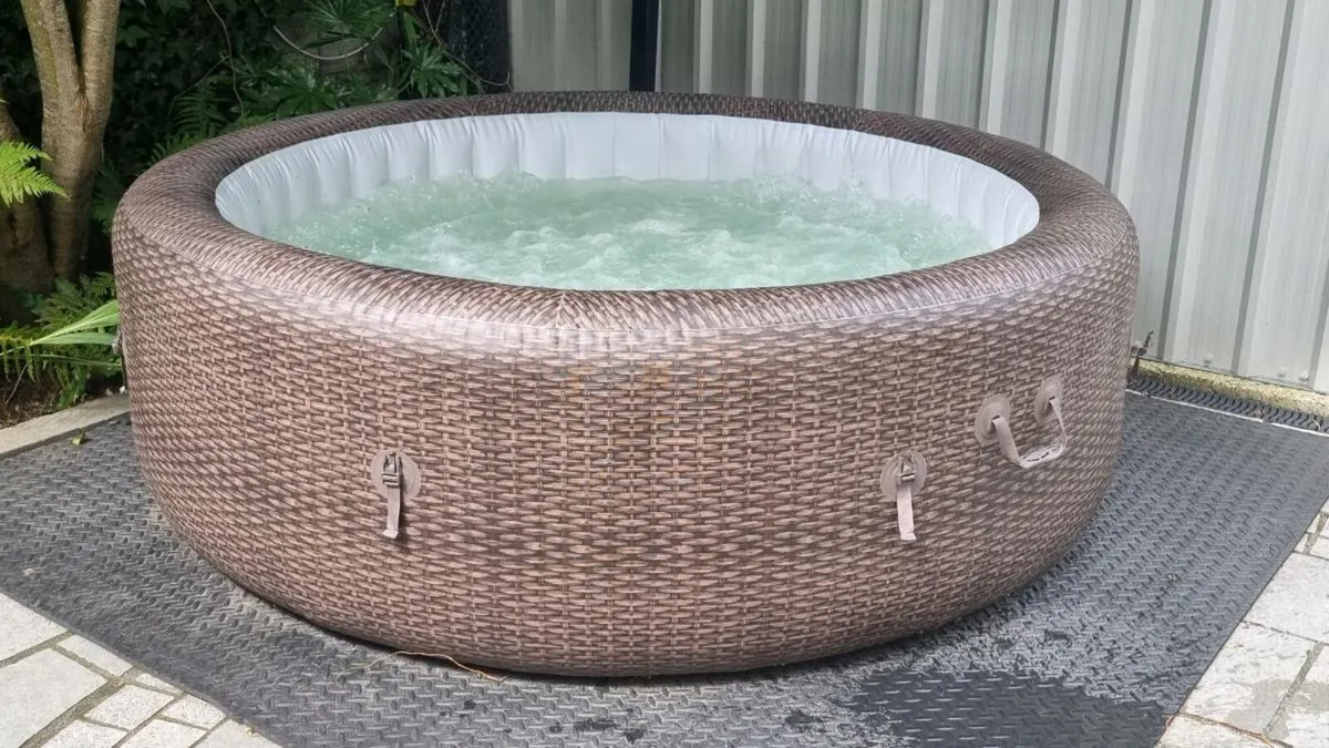 Lay z Spa hot tub - Image 3