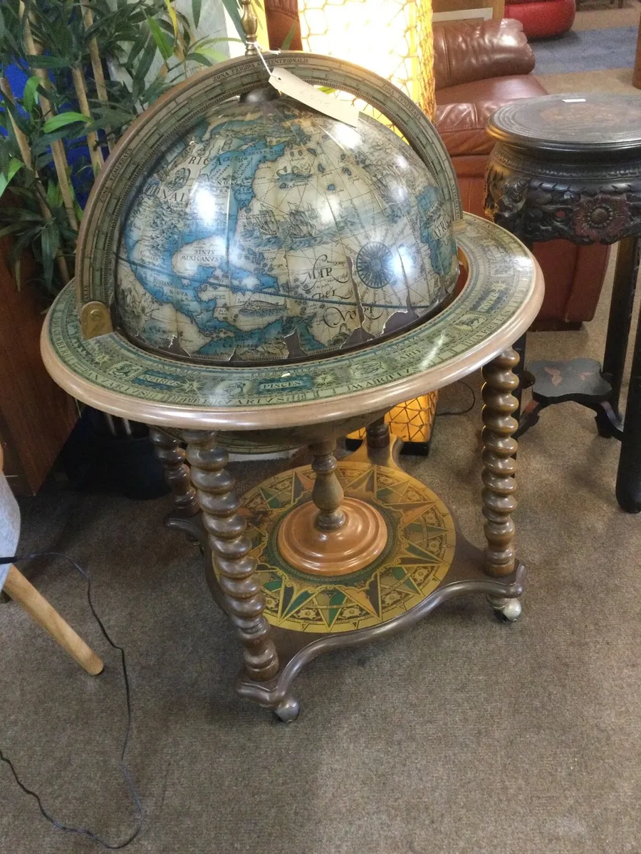 A large vintage drinks globe - Image 1
