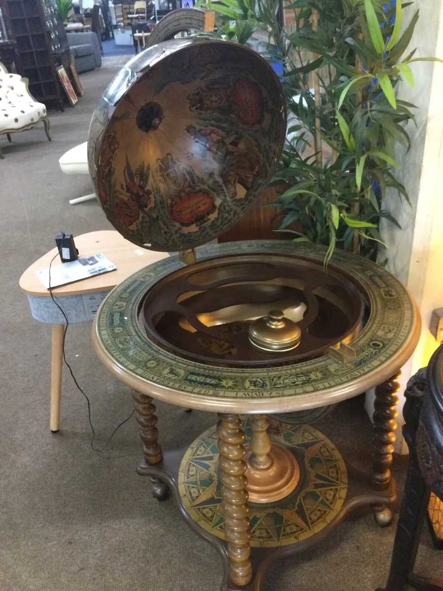 A large vintage drinks globe - Image 2