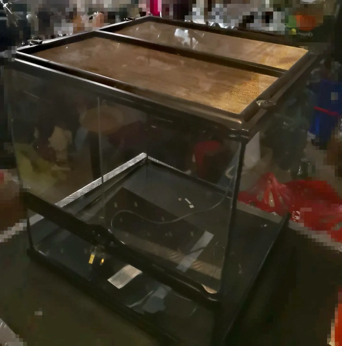 Reptile tank with heating pad