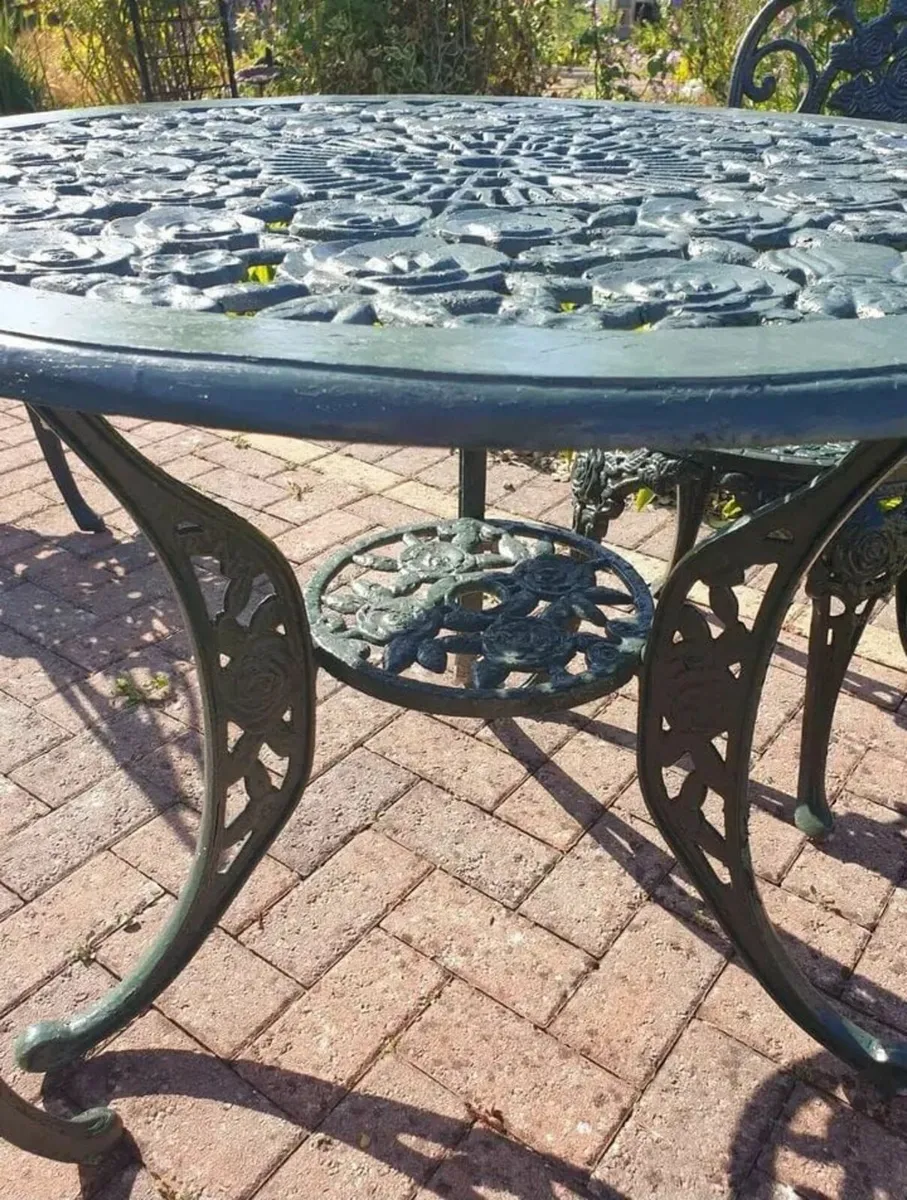 Solid cast aluminum table and 4 chairs - Image 2