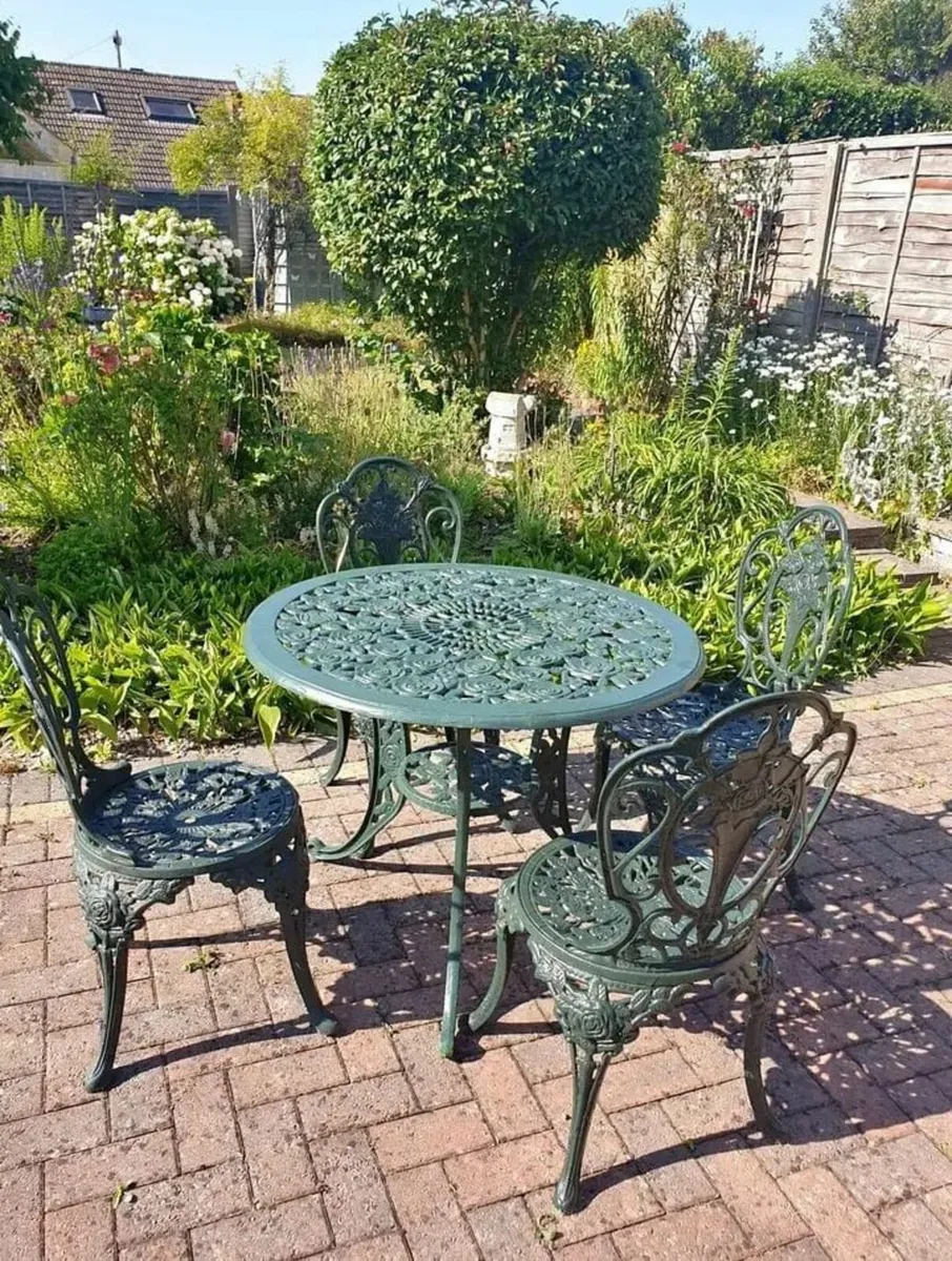Solid cast aluminum table and 4 chairs - Image 3
