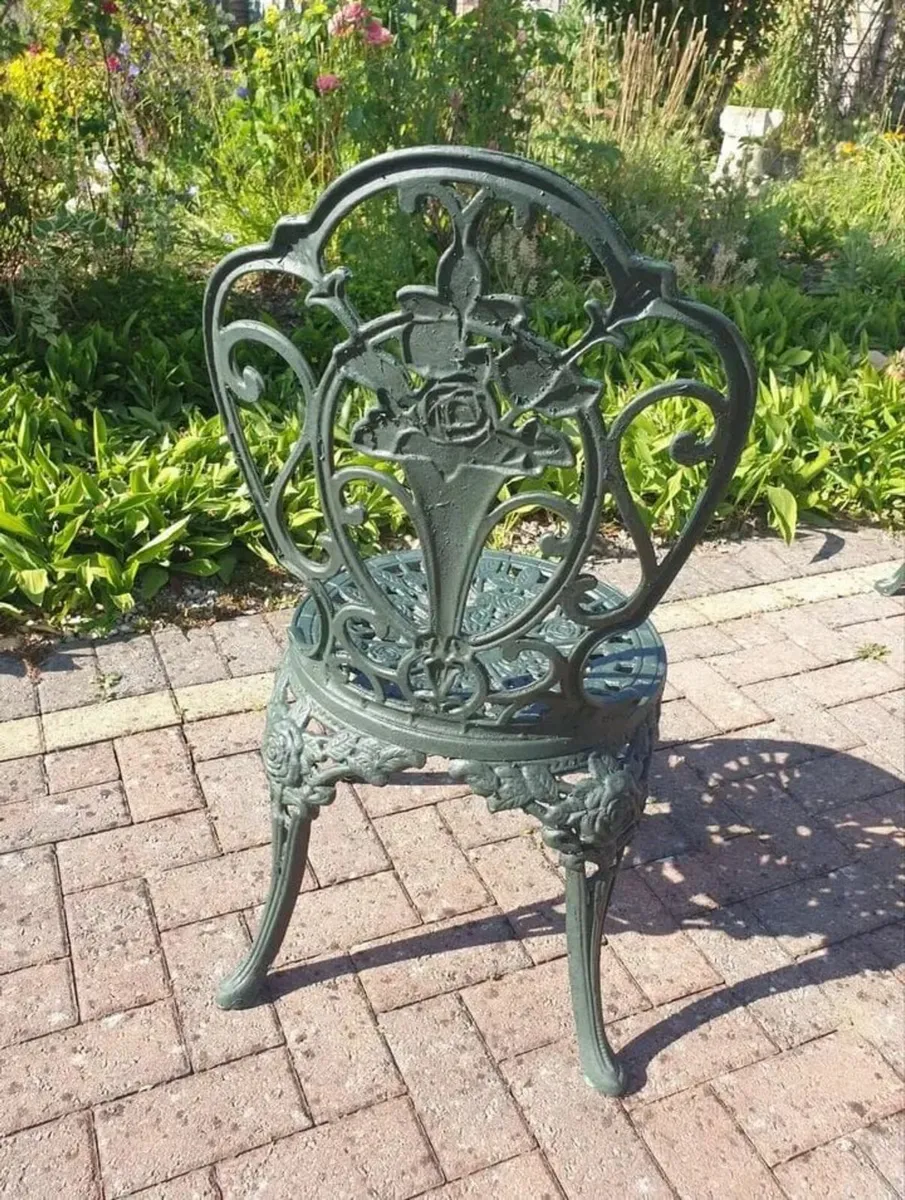 Solid cast aluminum table and 4 chairs - Image 4