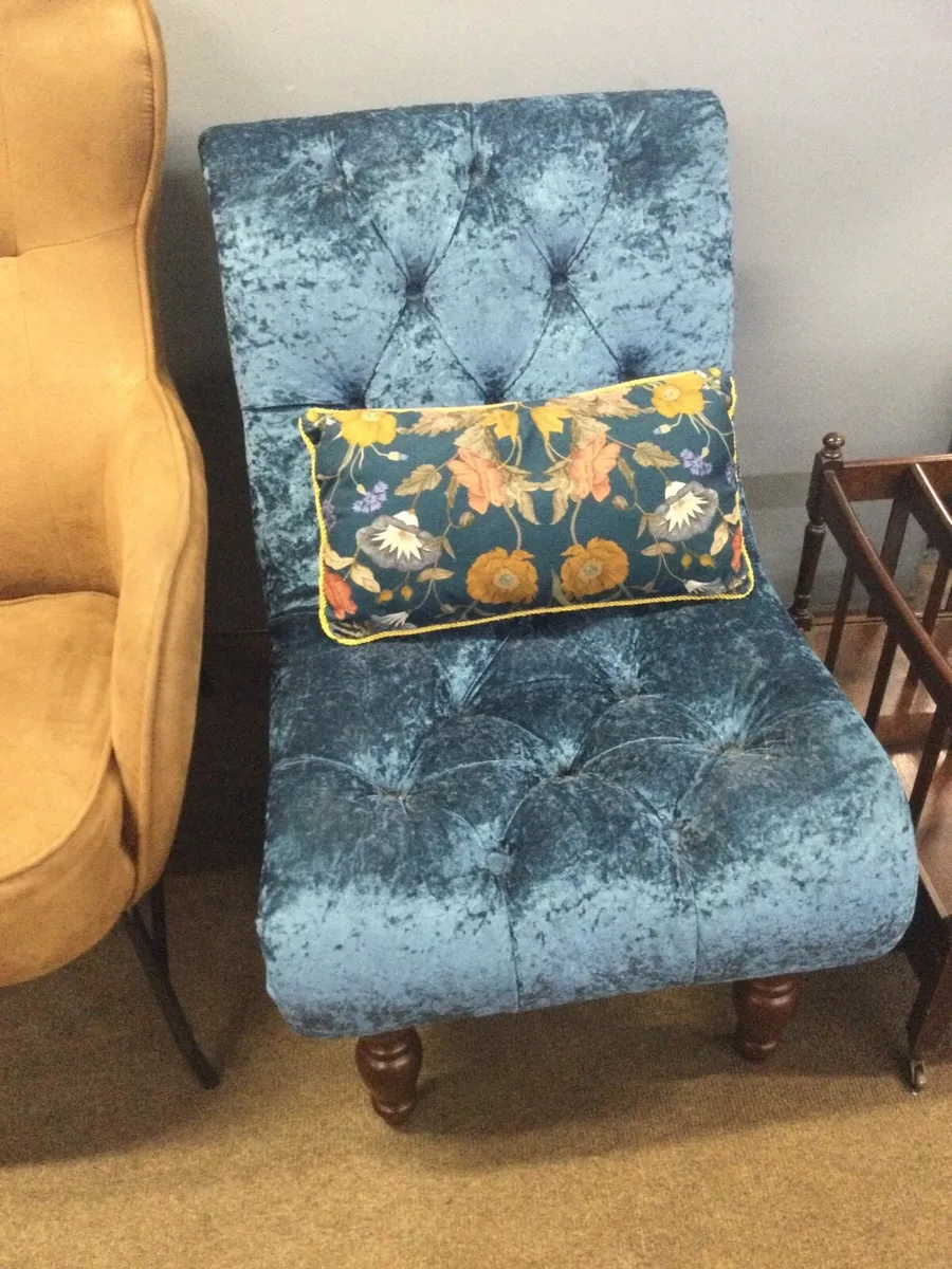 Blue fabric Chesterfield style side chair