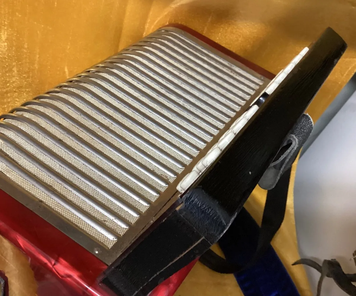 HOHNER TRICHORD II B/C/C#  ACCORDION - Image 3