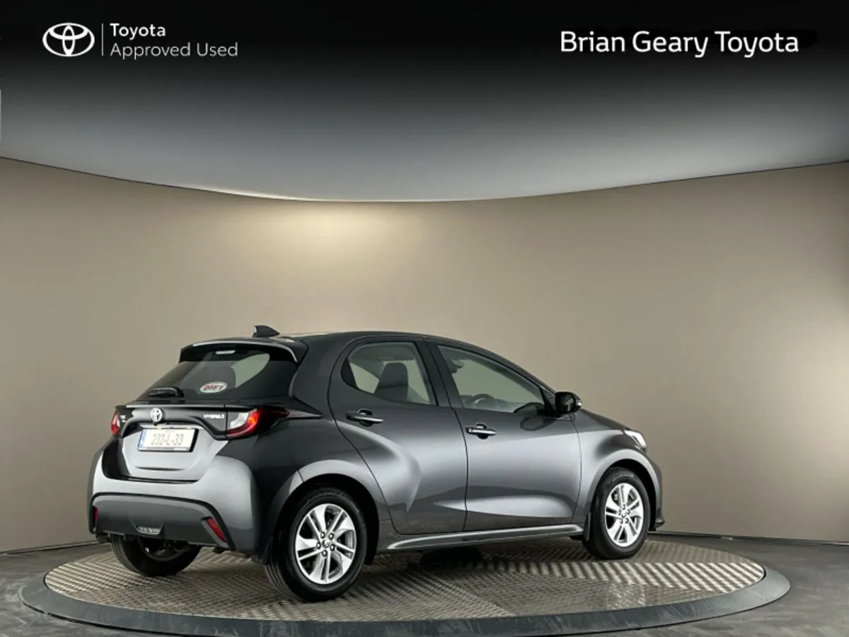 Toyota Yaris HYBRID LUNA - Image 2