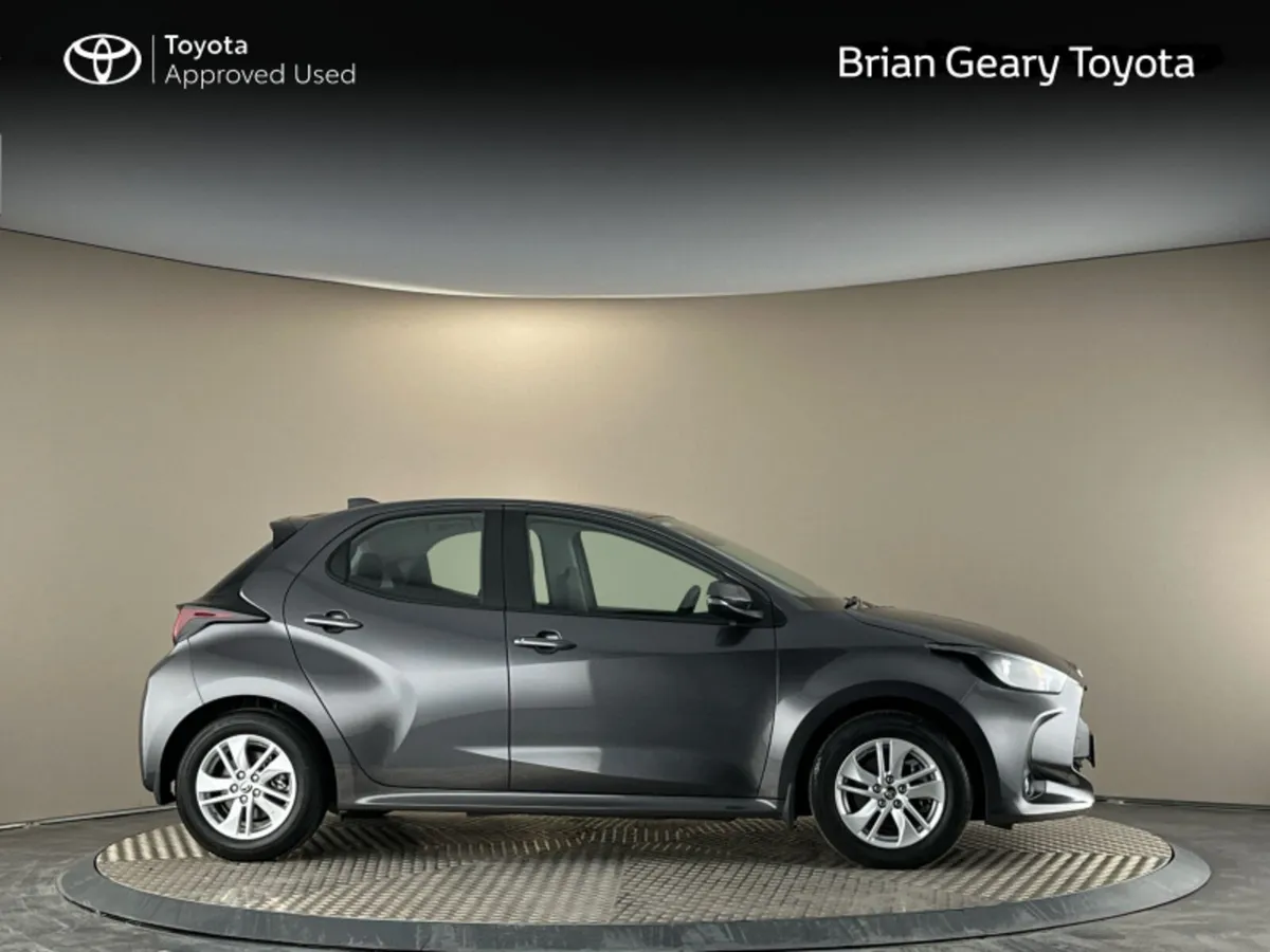 Toyota Yaris HYBRID LUNA - Image 3