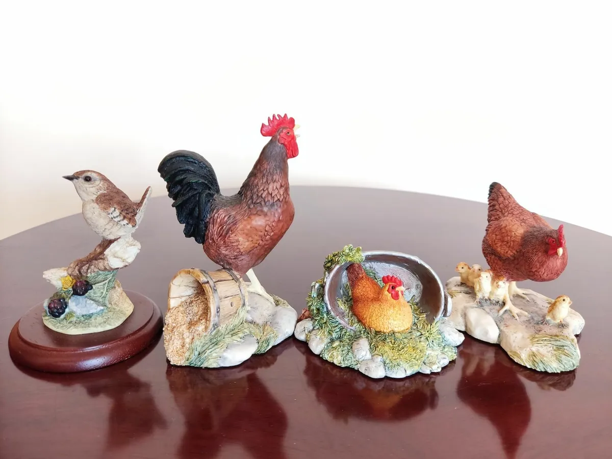 A round table and collectibles - Image 1