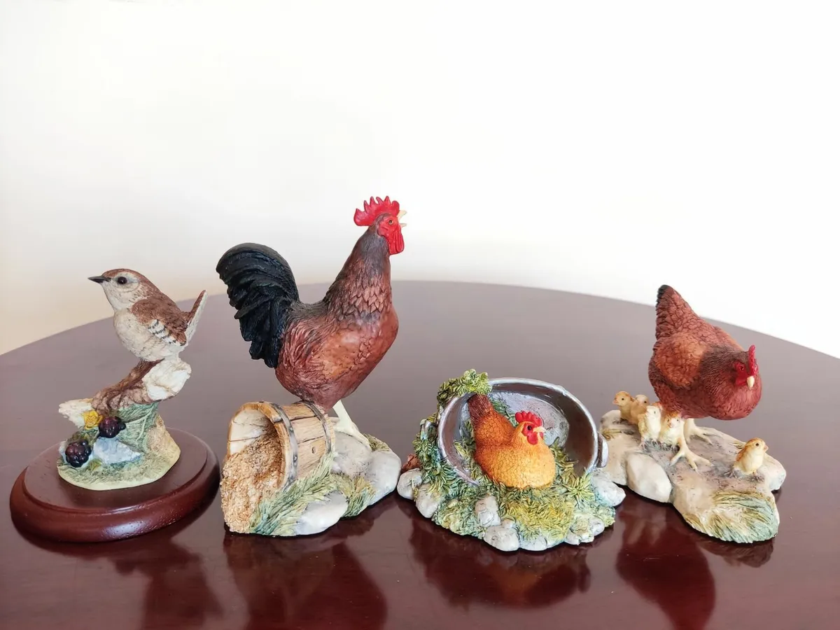 A round table and collectibles - Image 3
