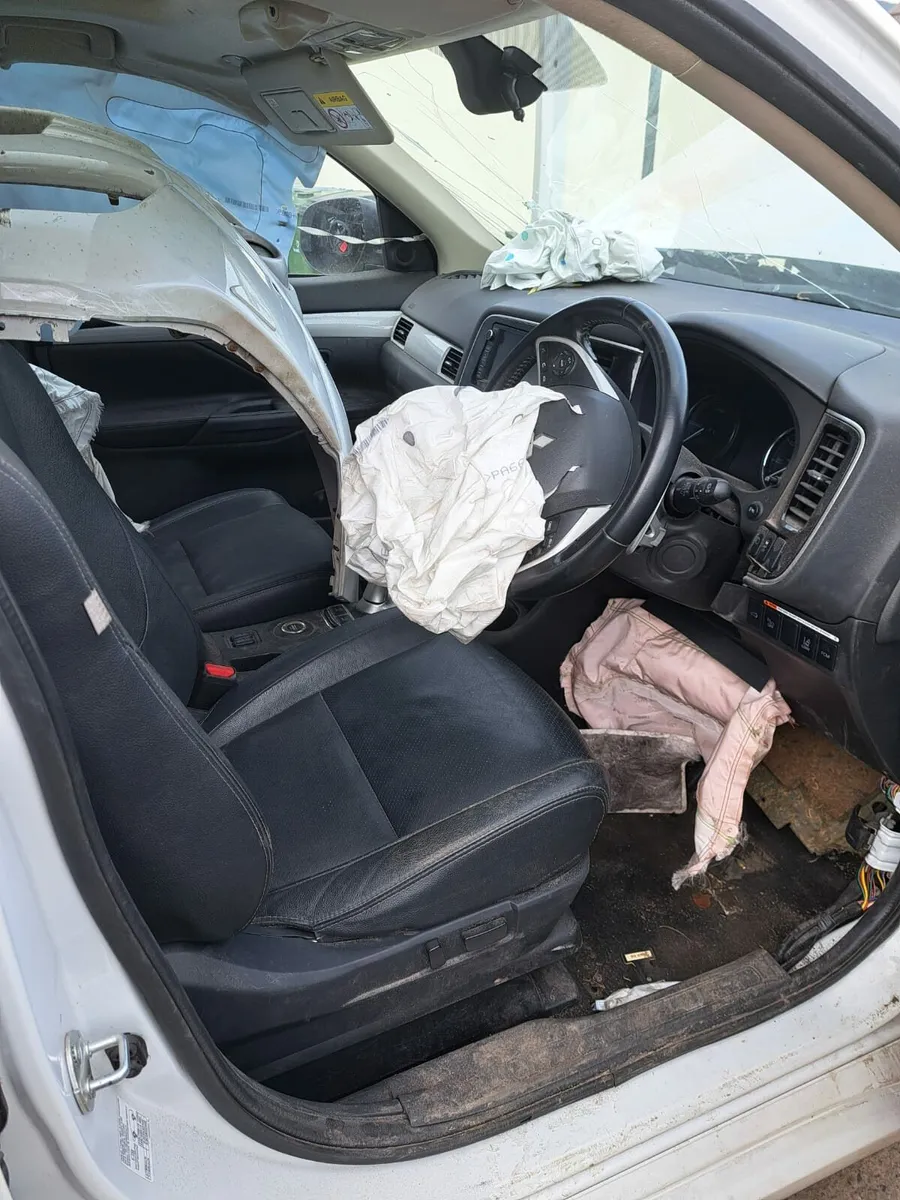 Mitsubishi Outlander - Breaking only - Image 4