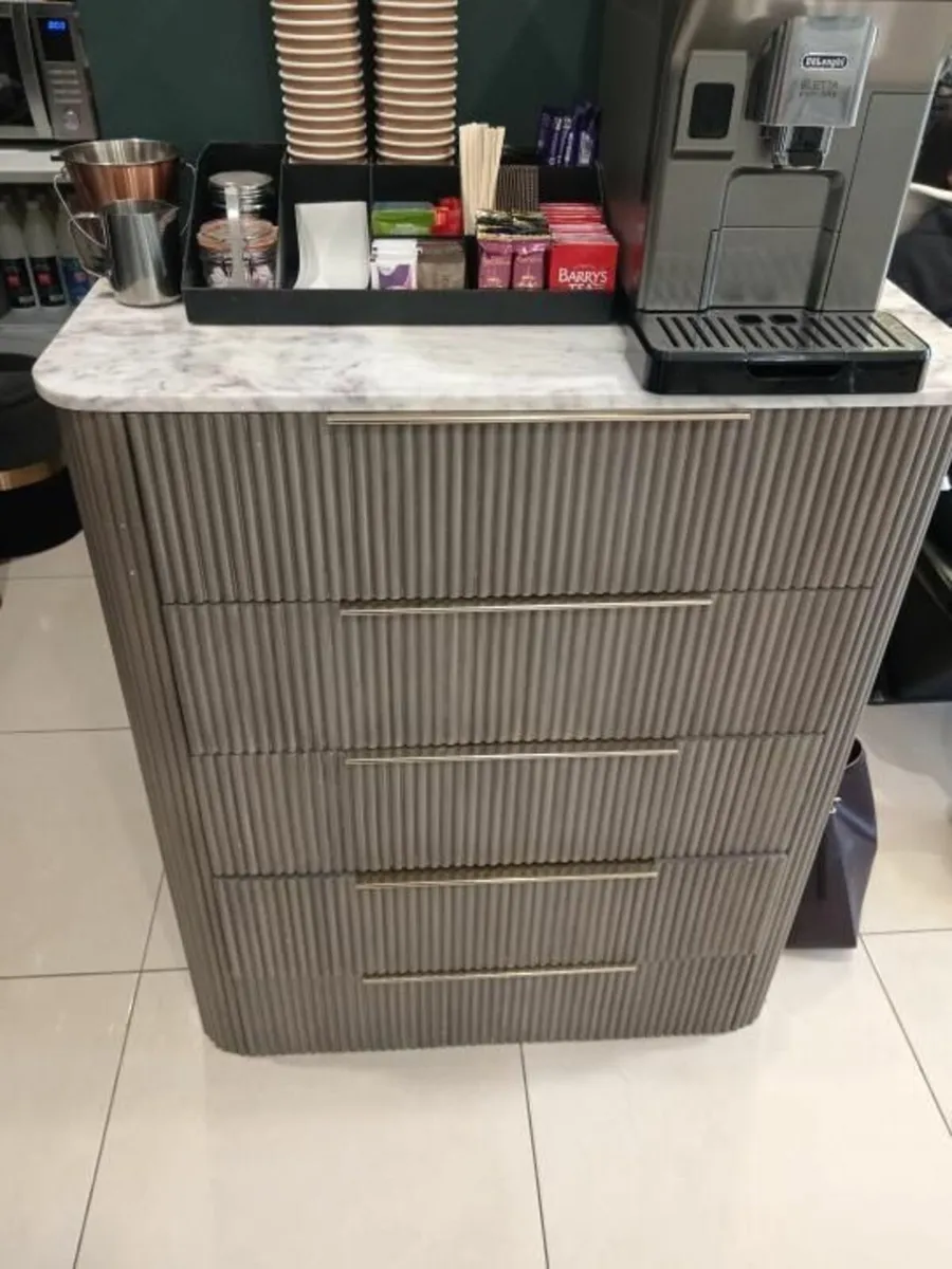 Salon furniture - Image 2