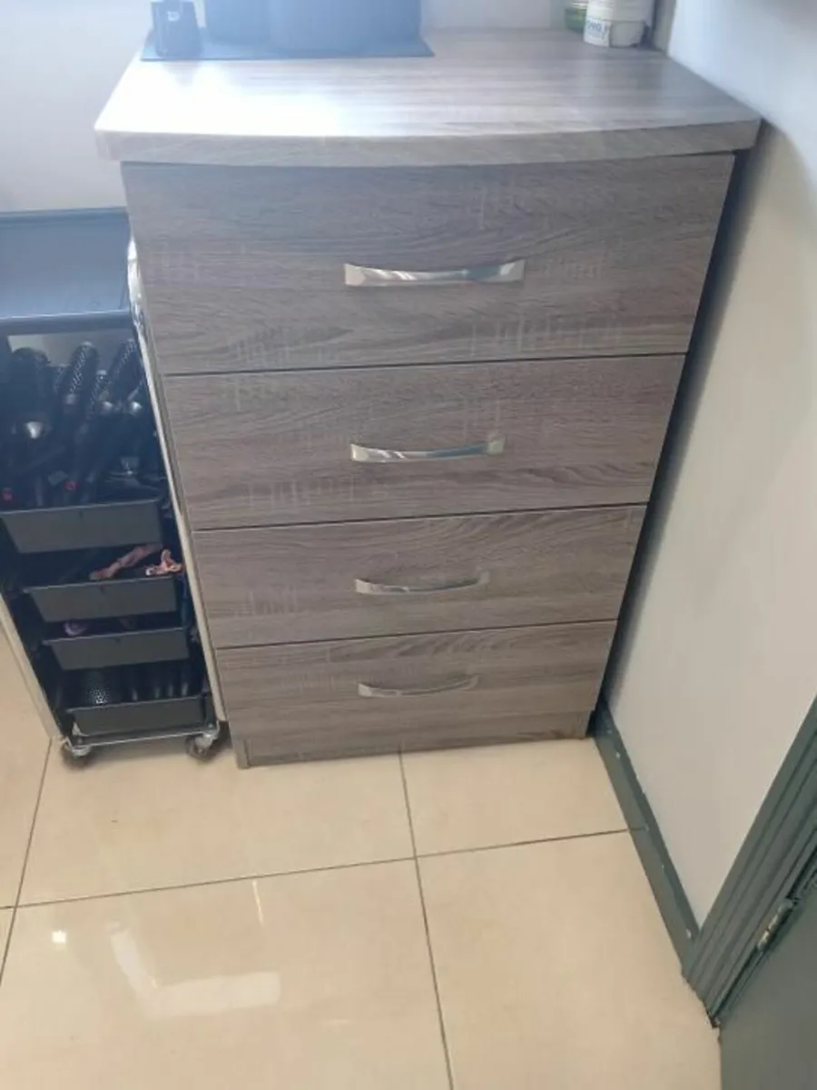 Salon furniture - Image 3