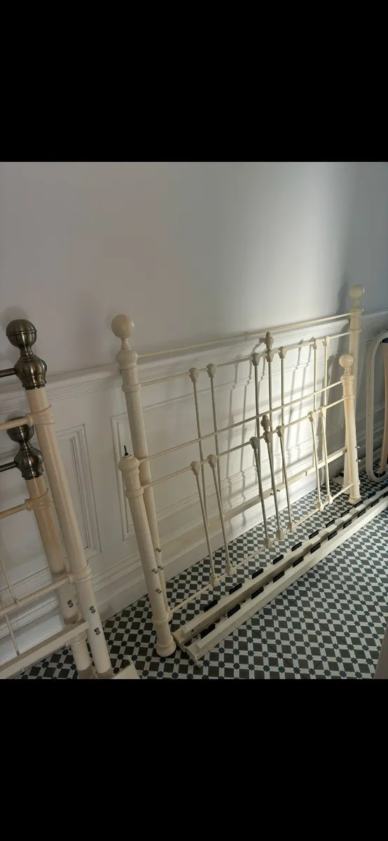 Brass beds - Image 1