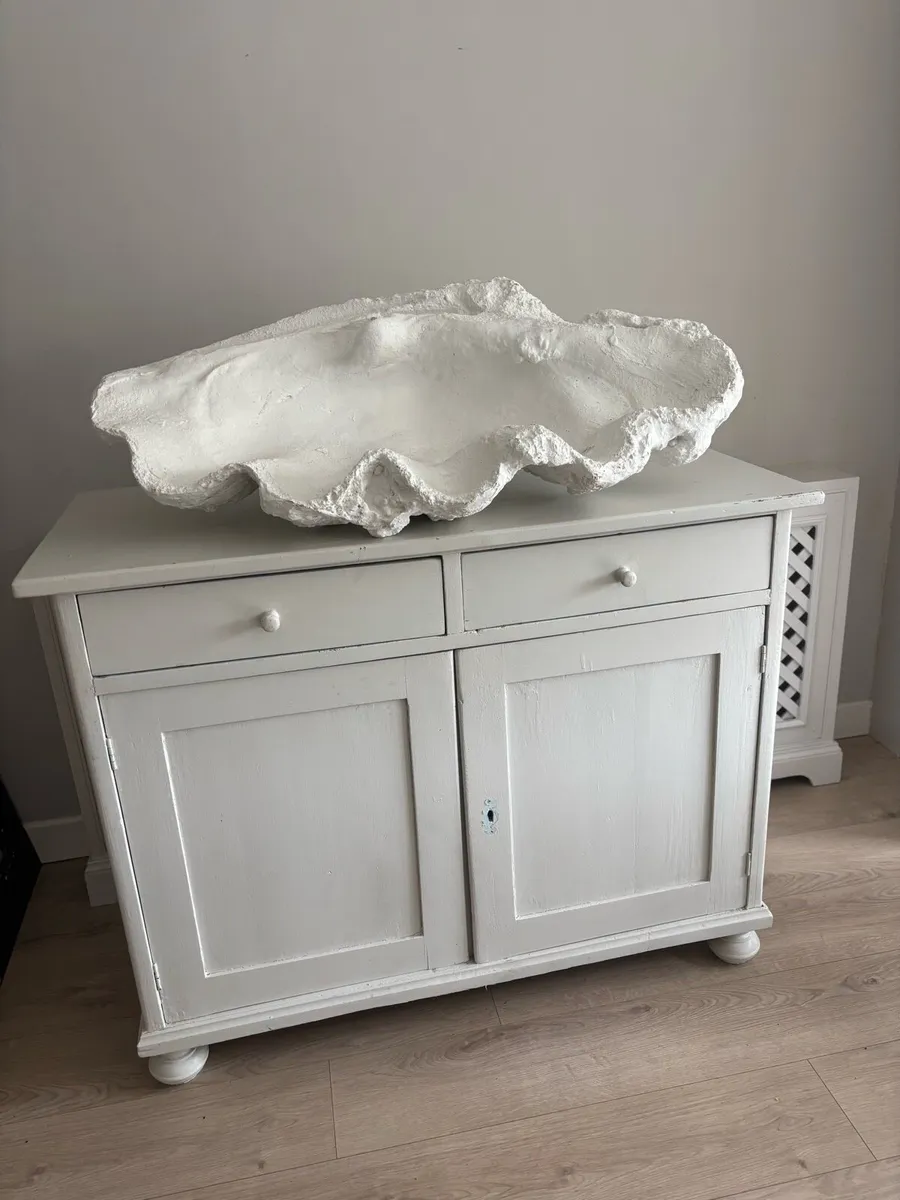 Large white clam shell - Image 1