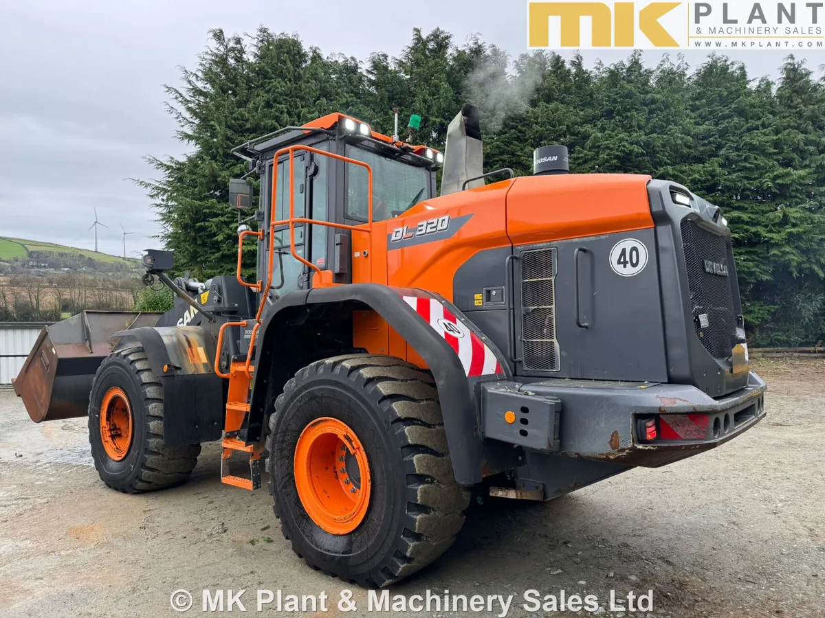Doosan Develon DL 320 - 7 Wheeled Loader - Image 3
