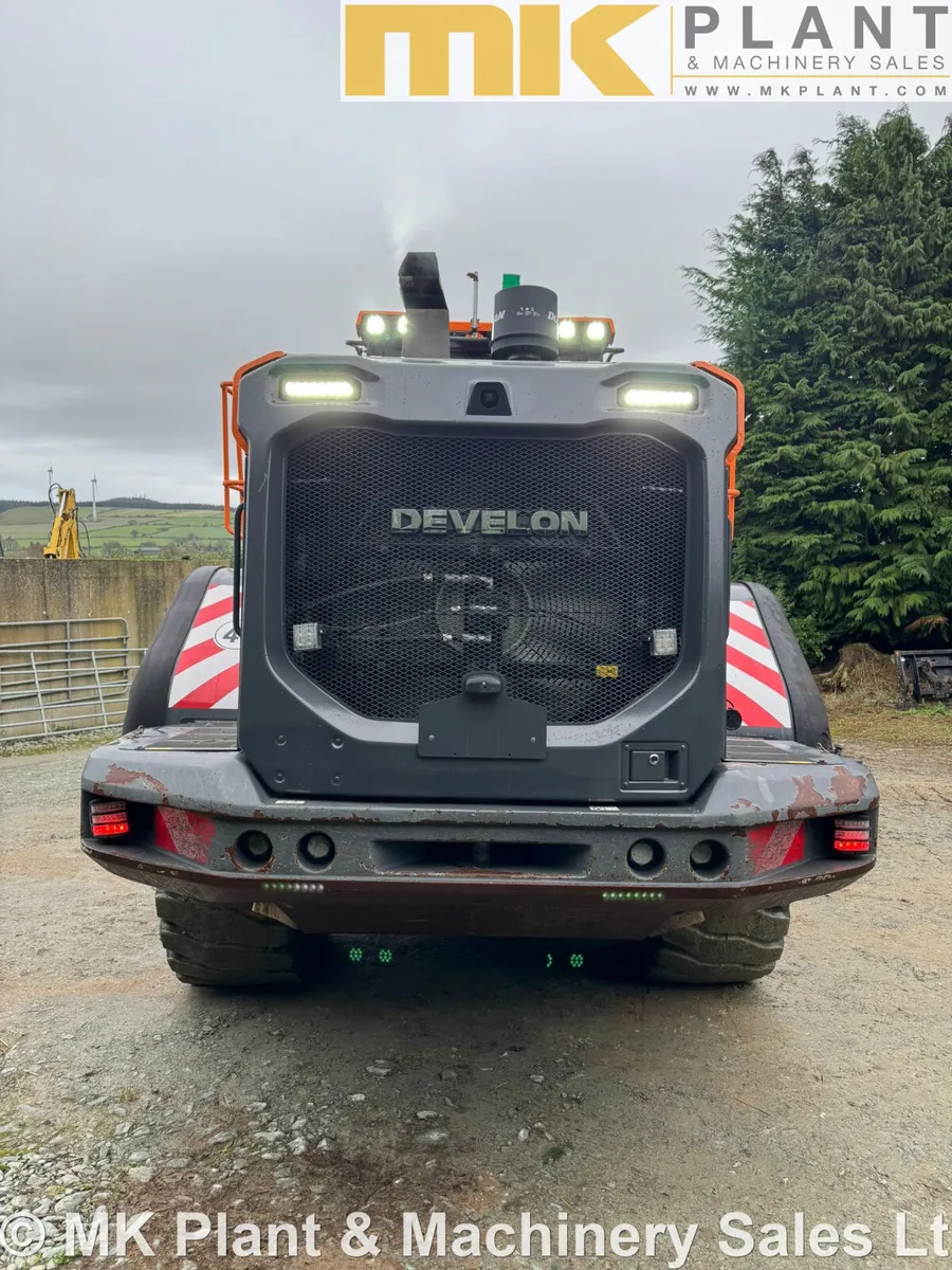 Doosan Develon DL 320 - 7 Wheeled Loader - Image 4