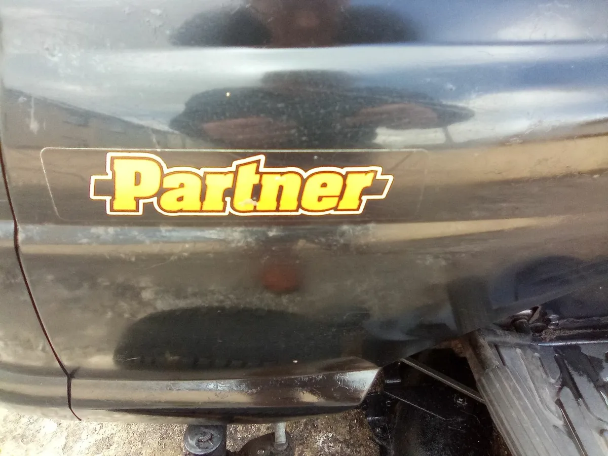 Partner ride on lawnmower - Image 2