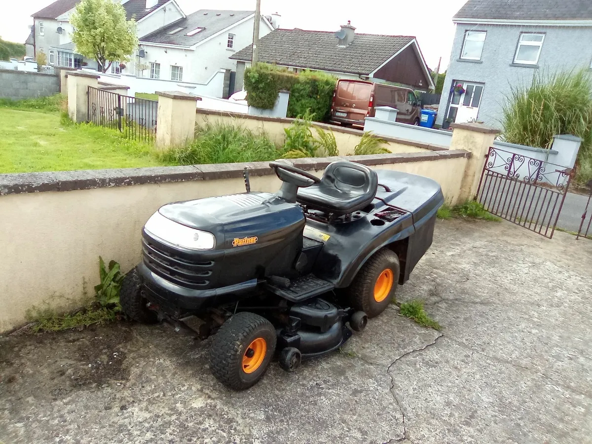 Partner ride on lawnmower - Image 1