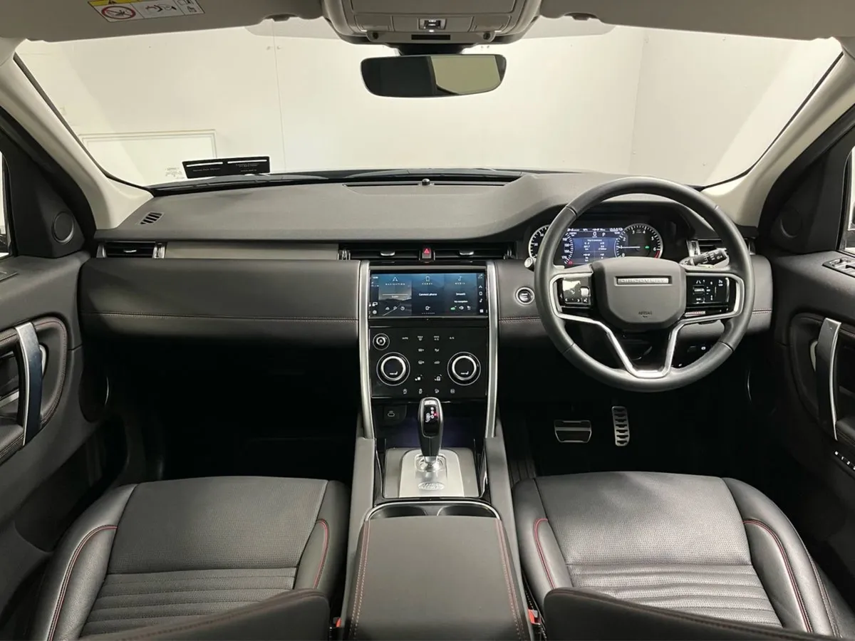 Land Rover Discovery SE R-dynamic P300e - Panoram - Image 4