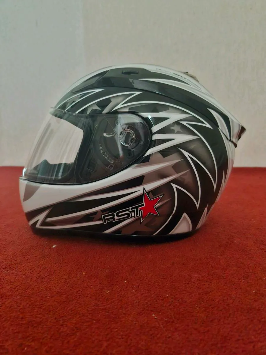 Motorcycle helmet - Image 1
