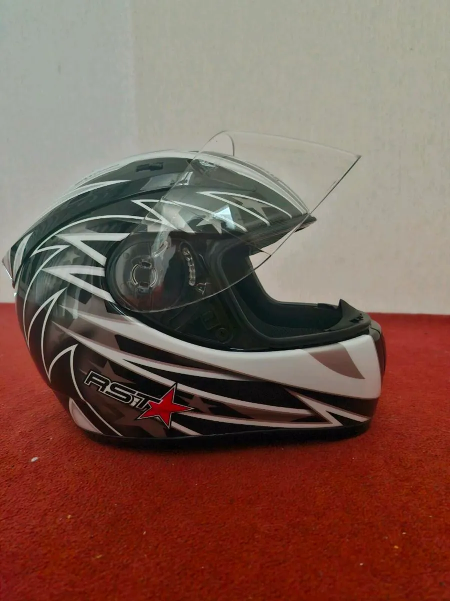 Motorcycle helmet - Image 2